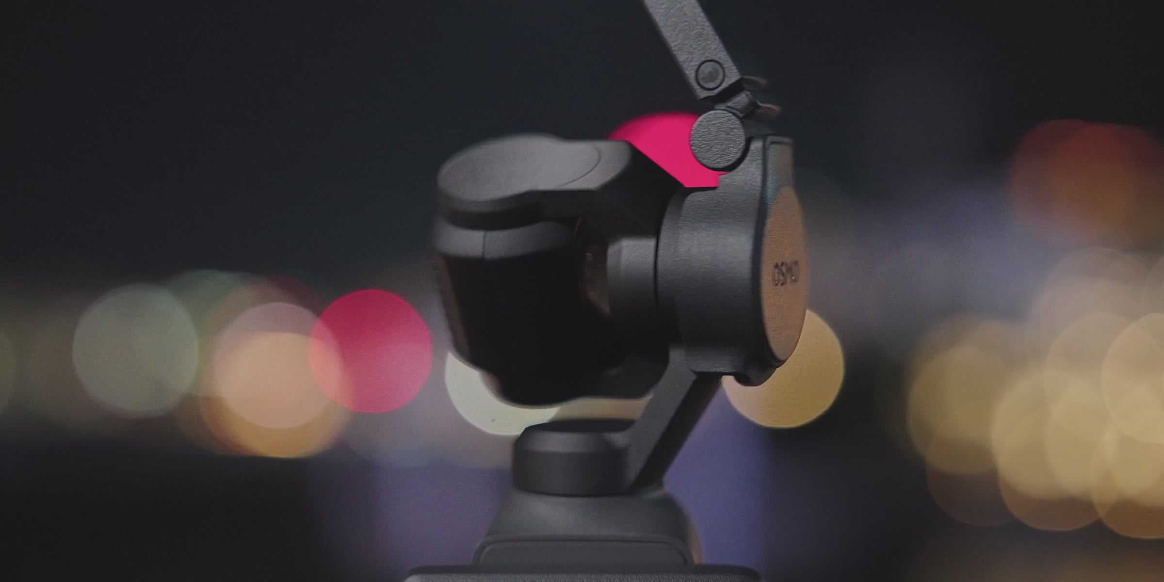 Osmo Pocket 4 captures an urban vlogging scene