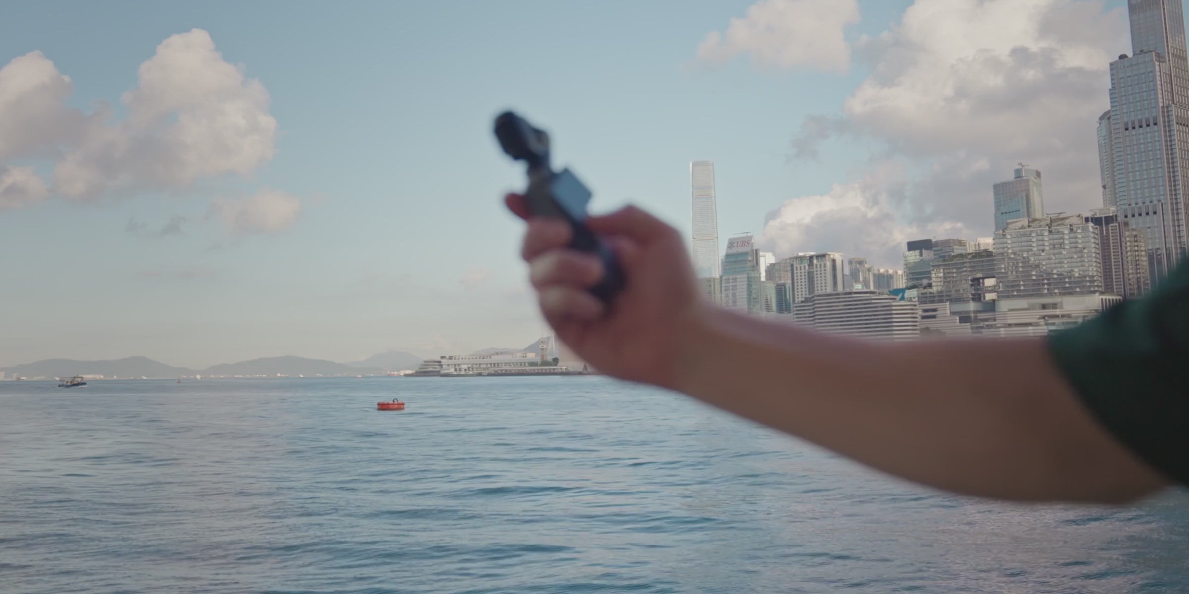 Osmo Pocket 4 captures an outdoor travel scene