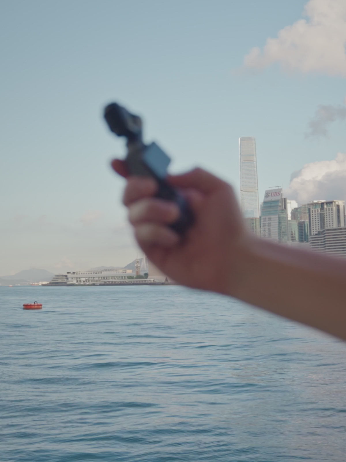 Osmo Pocket 4 captures an outdoor travel scene
